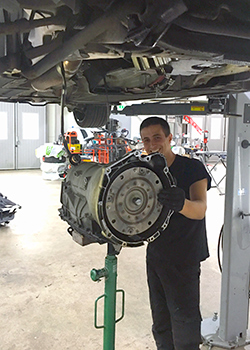 En glad medlem av vår verkstadspersonal